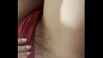 Me masturbo en un baño publico mientras no hay nadie