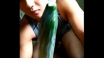 E tự sướng bằng dưa chuột