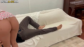 Traindo a confiança da minha amiga corna minha amiga estava na balada enquanto eu passei na casa dela chegando o marido estava no sofá eu puta como sou ja cheguei pelada pra ser fodida