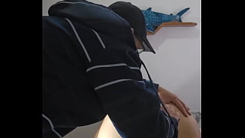 Ruiva safada fica brincando com o marido e depois chama seu vizinho casado pra depilar sua buceta