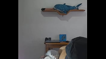 Ruiva safada fica brincando com o marido e depois chama seu vizinho casado pra depilar sua buceta