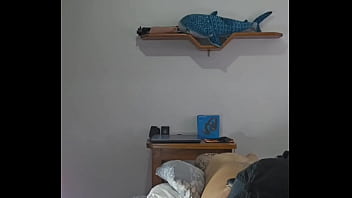 Ruiva safada fica brincando com o marido e depois chama seu vizinho casado pra depilar sua buceta