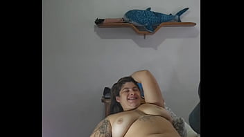 Ruiva safada fica brincando com o marido e depois chama seu vizinho casado pra depilar sua buceta