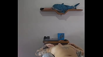 Ruiva safada fica brincando com o marido e depois chama seu vizinho casado pra depilar sua buceta