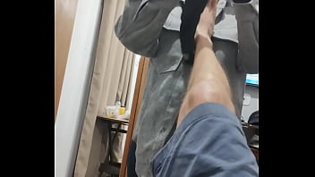 Ruiva safada fica brincando com o marido e depois chama seu vizinho casado pra depilar sua buceta