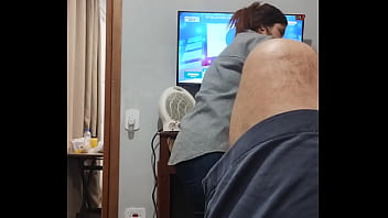 Ruiva safada fica brincando com o marido e depois chama seu vizinho casado pra depilar sua buceta