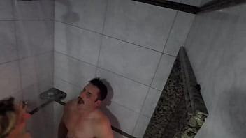 Bastidores da boneca de cera com muita porra na cara