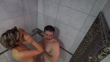 Bastidores da boneca de cera com muita porra na cara