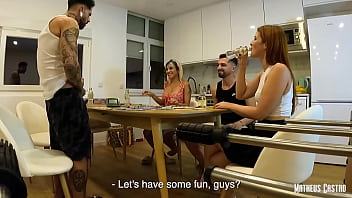 Noite de jogos e putaria com duas ninfetas safadas