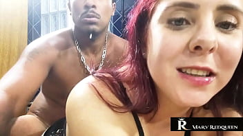 Peguei o negão tomando banho e ele gozou na minha buceta