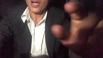 Hombre de traje que acabo de conocer me detona en la cama