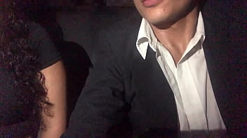 Hombre de traje que acabo de conocer me detona en la cama