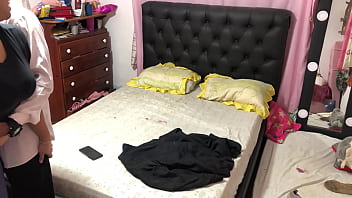 Hombre de traje que acabo de conocer me detona en la cama