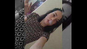 Imagine você totalmente submisso aos meus pés ajoelhado implorando migalhas da minha atenção eu fumando e deixo esv