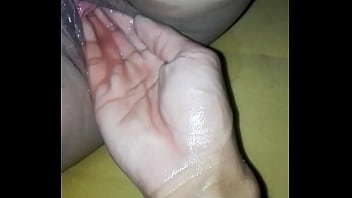 Inserción de puño cerrado en vagina jugosa Inserción de puño cerrado en vagina jugosa