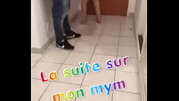 Le livreur me drague je le suce et me prend contre le mur