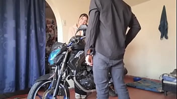 "¡¡mi hermanastra guarda su moto después del gym y termino pidiéndomelo duro antes de que nuestros papás llegaran a casa ”