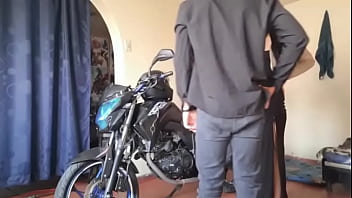 "¡¡mi hermanastra guarda su moto después del gym y termino pidiéndomelo duro antes de que nuestros papás llegaran a casa ”