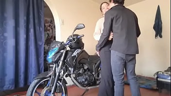 "¡¡mi hermanastra guarda su moto después del gym y termino pidiéndomelo duro antes de que nuestros papás llegaran a casa ”
