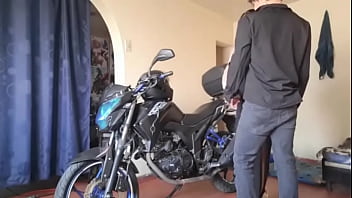 "¡¡mi hermanastra guarda su moto después del gym y termino pidiéndomelo duro antes de que nuestros papás llegaran a casa ”