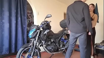 "¡¡mi hermanastra guarda su moto después del gym y termino pidiéndomelo duro antes de que nuestros papás llegaran a casa ”