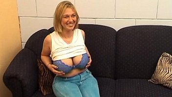 Dutch blonde moeder met grote tieten