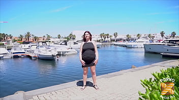 Leila milf coquine se fait prendre par deux queues