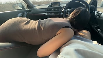 Student on the first date gives a blowjob in the car