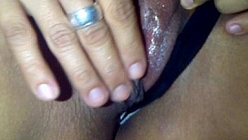 Mi esposa colombiana arrecha dandose dedo parte 2