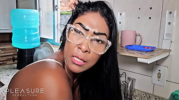 Marido me espiou na cozinha tocando punheta ahh vem que tem