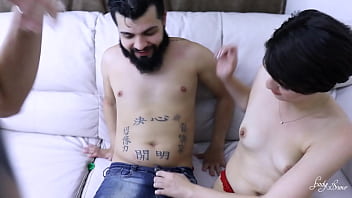 Minha esposa contratou uma performance loira da bucetinha rosa para transarmos fodi o cuzinho das duas