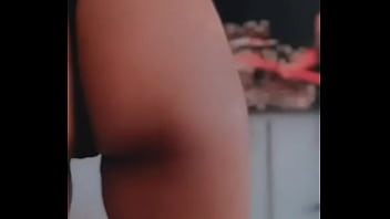 Chica negra mostrando cuca