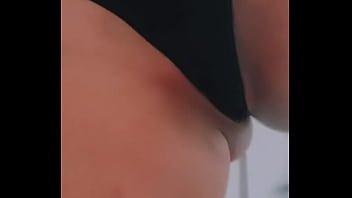 Chica negra mostrando cuca