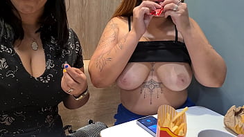 Peladinhas no drive thru casadinhas putas dão show no méqui e segurança quer entrar na foda