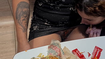 Peladinhas no drive thru casadinhas putas dão show no méqui e segurança quer entrar na foda