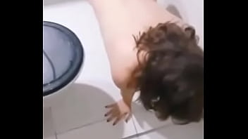 Mulher extremamente submissa