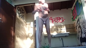 Nu Dans Les Chiottes Pour Epreuves Bdsm thumbnail