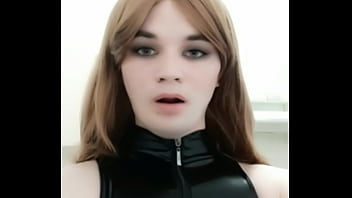 Аделька облизывает губки