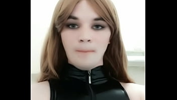 Аделька облизывает губки