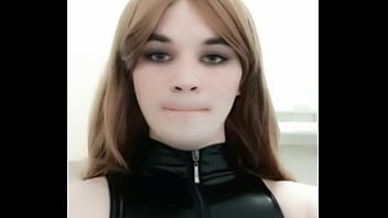 Аделька облизывает губки