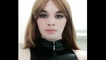 Аделька облизывает губки