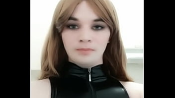 Аделька облизывает губки