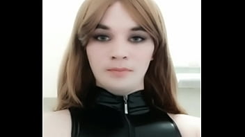 Аделька облизывает губки