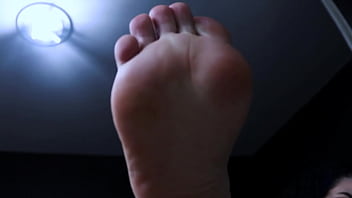 Brincando com meus pezinhos e fodendo a bucetinha