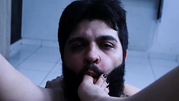 Brincando com meus pezinhos e fodendo a bucetinha