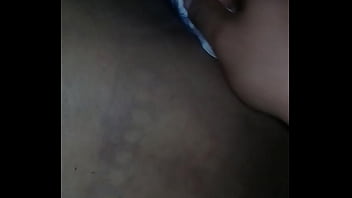 Y le limpio el culo con una toallita