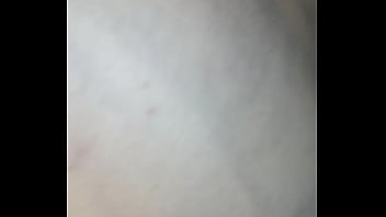 Y le limpio el culo con una toallita