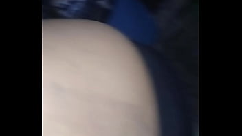 Y le limpio el culo con una toallita