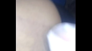 Y le limpio el culo con una toallita