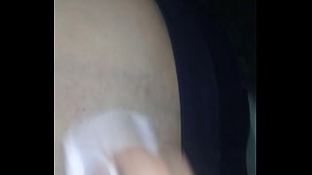 Y le limpio el culo con una toallita